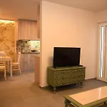 Filoxenia Private 2br Stone House Patio & Parking Apartamento