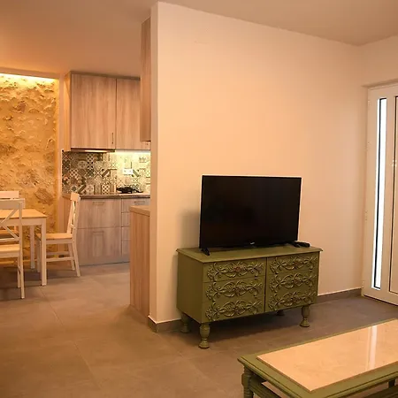 Filoxenia Private 2br Stone House Patio & Parking Apartment