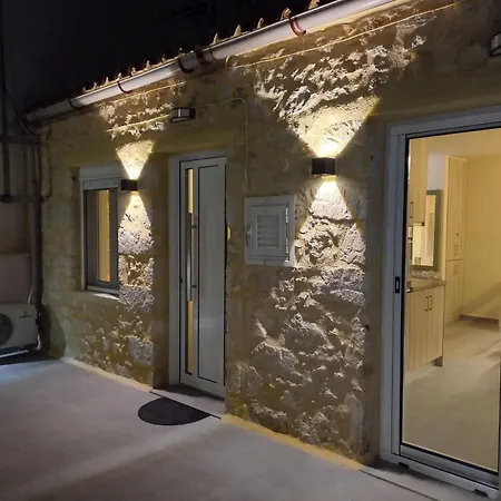 Filoxenia Private 2br Stone House Patio & Parking Apartment *