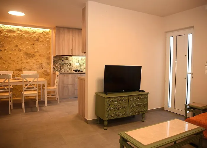 Filoxenia Private 2br Stone House Patio & Parking Apartment